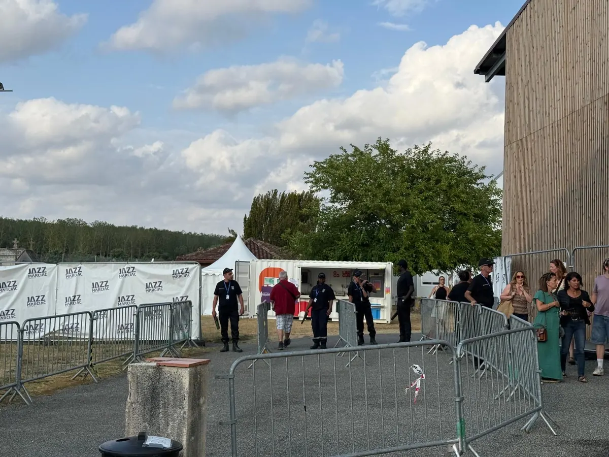 Agents de sécurité encadrant les accès du festival Jazz in Marciac 2026